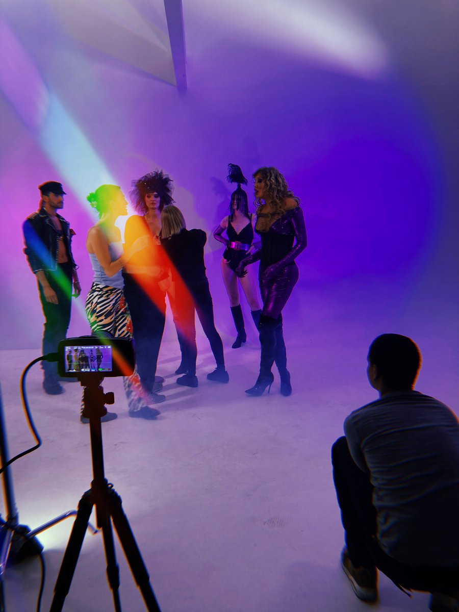 Jeg har brugt hele min søndag på et intensiv studie-shoot med den frembrusende Ivy Rosenauer hvor der var alt fra twerkers til grisehjerter til at understøtte hendes univers 🎬✨