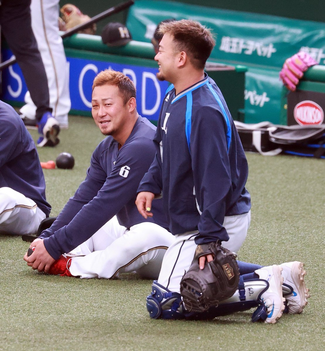 日刊スポーツ野球取材基地 Seibulions Lovefighters 西武 対 日本ハム 試合前 日本ハム 中田翔 奥 は西武 森友哉 と話し込む 大阪桐蔭