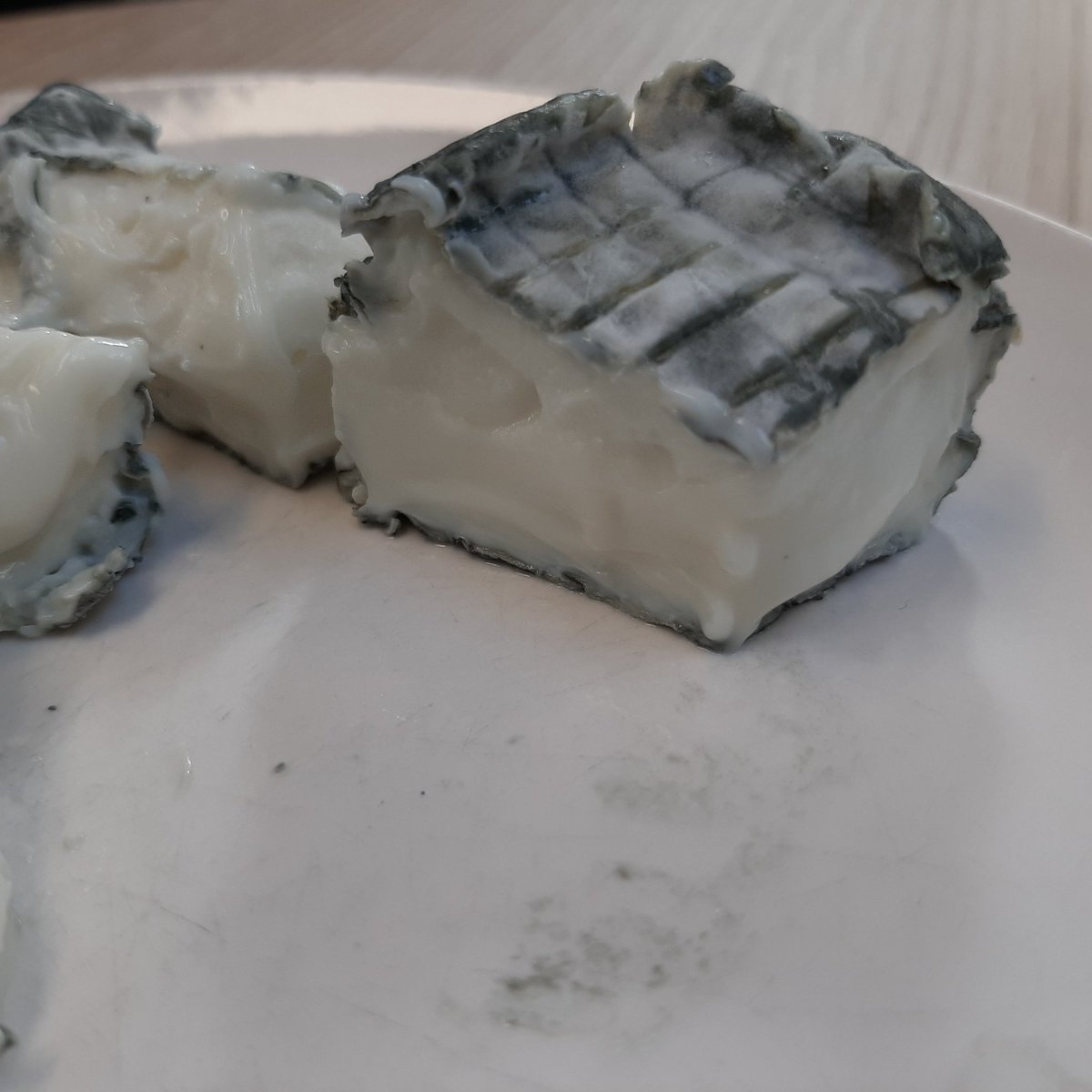 klompenhoeve's tweet photo. @ruuvo heeft proefje gedaan met #egmondsebollen met blauwschimmel em blauwschimmel indr olie #kaasproeven bij #koffie https://t.co/UNq8krWxgi