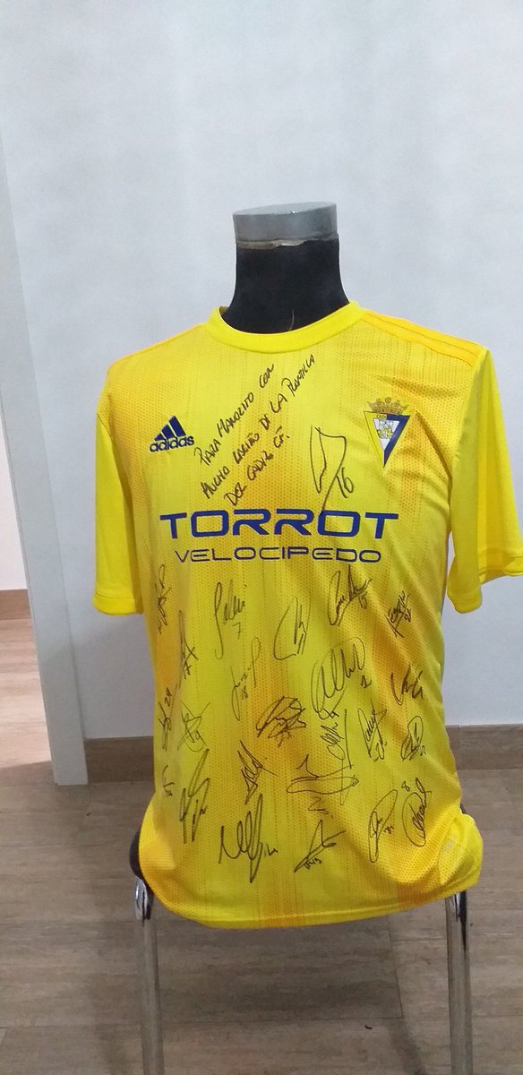 ElCamiseta's tweet photo. Siempre cala siempre cadiz cf la lucha no se negocia 💛💙⚽️⚽️ https://t.co/AJUHebZulE