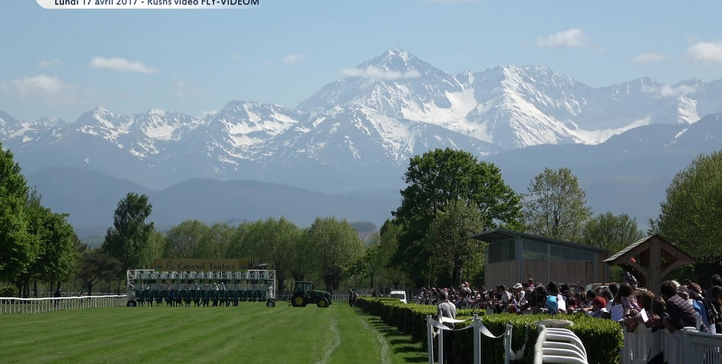 LaurentB_Sky's tweet photo. 🇫🇷  Not the most renown place for UK viewers, but TARBES racecourse is not only an exceptionally good 9f turf track, it is also a beautiful location in the foothills of the Pyrénées.
5 races live on Sky Sports Racing this morning.
Start at 10h20 with @GinaBryce 
@AtTheRaces https://t.co/RAo3Yd7pys
