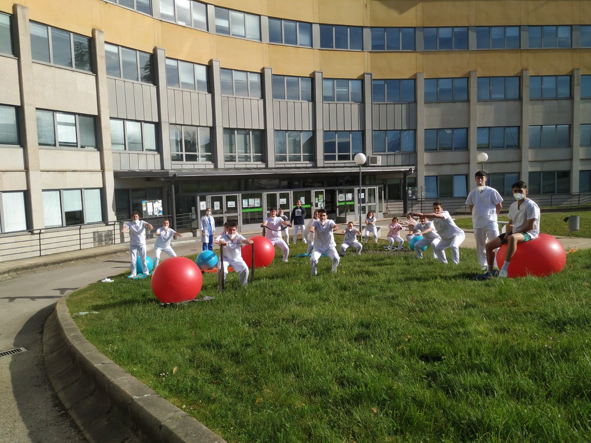 💆🏻‍♂️ Alumnos de tercero del Grado en Fisioterapia realizan prácticas al aire libre en las instalaciones de #unileonponferrada diversificando su actividad académica en un Campus dinámico.
 
#unileon #leonesp #fisioterapia #ponferrada #practicas #educacioninnovadora