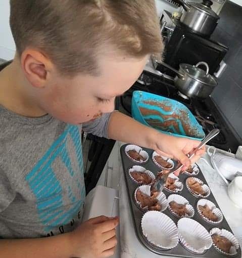 TheFriendlyFood's tweet photo. Daniel has been making chocolate cupcakes with The Friendly Food Clubs Easter Cookbox. 👌

Wow 😍 looking fab &amp; Daniel certainly enjoyed making them! 

Visit our YouTube Channel https://t.co/RhjMLaRdxV for this recipe &amp; many more. 😁

#cupcakerecipe #kidscooking #eastertreats https://t.co/dVZGsFwON8