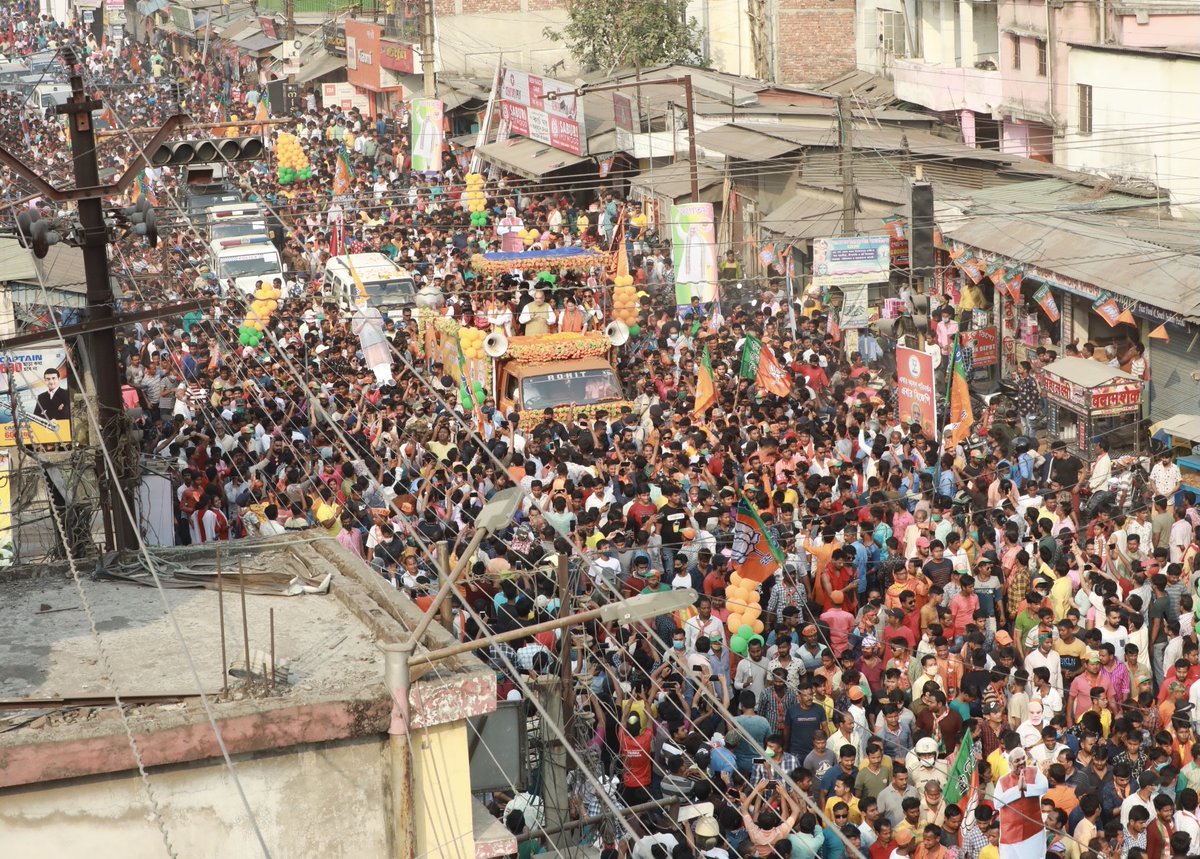 AmitShah's tweet photo. Overwhelmed by the love and support from the people of Islampur. Here are some pictures from the roadshow. #BanglayEbarBJPAsche https://t.co/sNmd2EvF8E