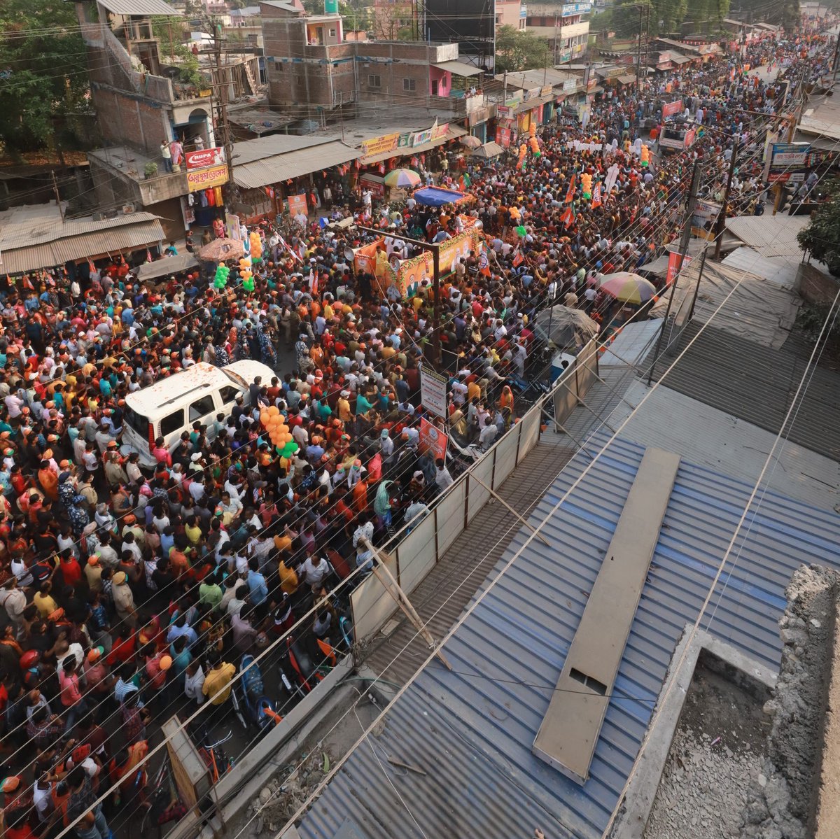 AmitShah's tweet photo. Overwhelmed by the love and support from the people of Islampur. Here are some pictures from the roadshow. #BanglayEbarBJPAsche https://t.co/sNmd2EvF8E