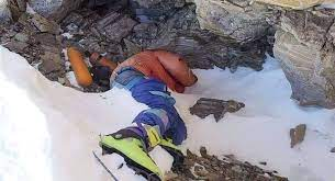 Julioqc's tweet photo. MONTE EVEREST. Escalando la montaña más alta del mundo nos encontramos en el camino con al menos 200 CADÁVERES de alpinistas que han muerto en el intento. Sus cadáveres sirven como puntos de referencia, ej. "el de botas verdes" "el de abrigo rojo", etc. Nadie los rescata. https://t.co/WQxLLtSyJp