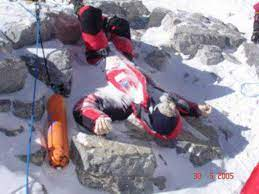 Julioqc's tweet photo. MONTE EVEREST. Escalando la montaña más alta del mundo nos encontramos en el camino con al menos 200 CADÁVERES de alpinistas que han muerto en el intento. Sus cadáveres sirven como puntos de referencia, ej. "el de botas verdes" "el de abrigo rojo", etc. Nadie los rescata. https://t.co/WQxLLtSyJp