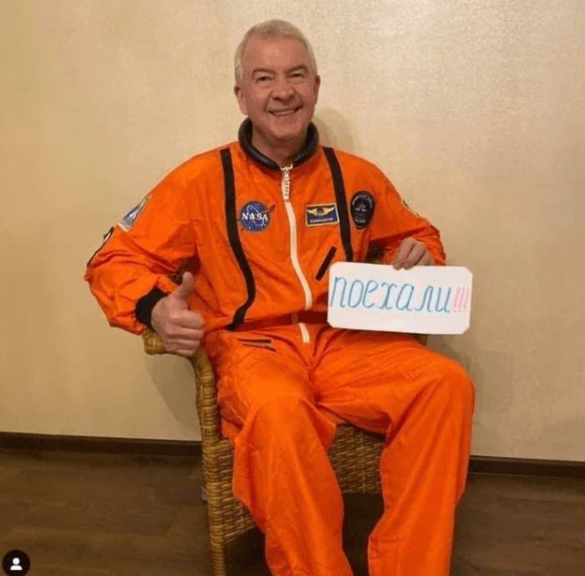 Вот такой фотографией питерский депутат Михаил Погорелов решил поздравить с Днем космонавтики своих подписчиков в Instagram.

Правда, на его костюме оказалась нашивка NASA. И когда об этом написали СМИ, чиновник удалил пост: social.360tv.ru/ccba