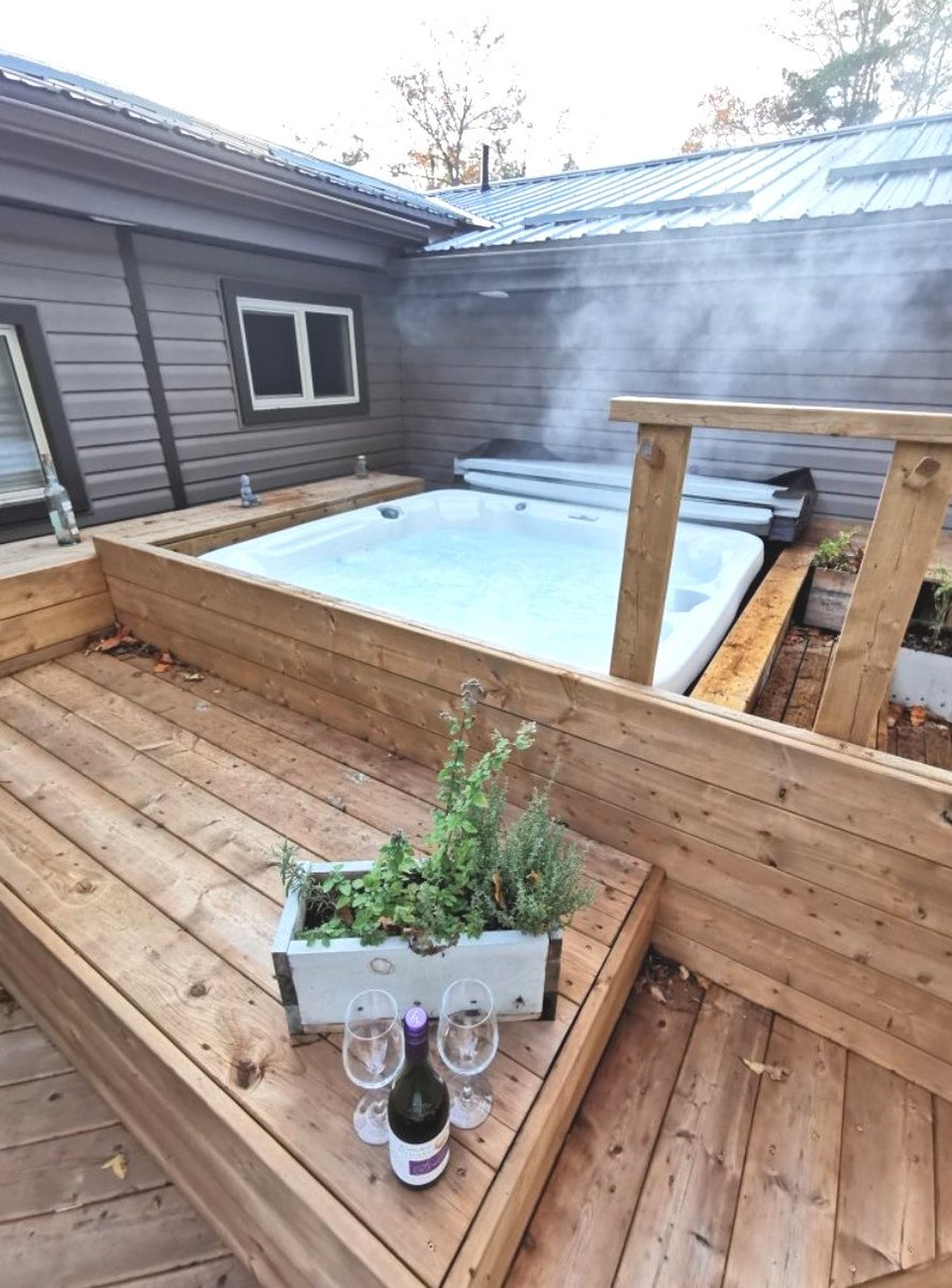 MoVernie's tweet photo. [#COTTAGETRAVELSERIES] Spring is here and if you are planning for a romantic getaway sometime this year, #PortFranksGetaway is a place for you.

No kids allowed. No pets allowed. Just you and your loved one sharing some private relaxing times.

#PortFranks #OntarioTravelSeries https://t.co/2D6pYQXI0q