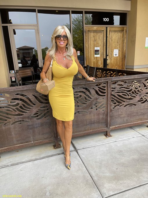 Out for lunch at one of my favorite restaurants! 😜😋Cum see all the behind the scenes stuff at https://t