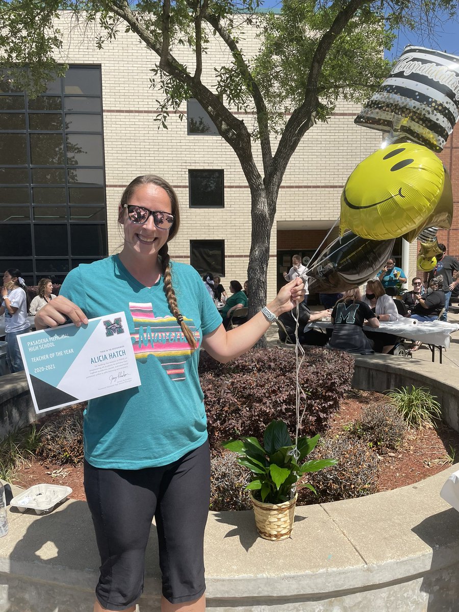 PMHSMavs_Vball's tweet photo. Coach Hatch was named 2021 PMHS Teacher of the year!!! Congrats Hatch!! You’re the most deserving!! 🤙🏽#MAVPRIDE 🏐#TEALISFORREAL https://t.co/QCIu4hEQwl