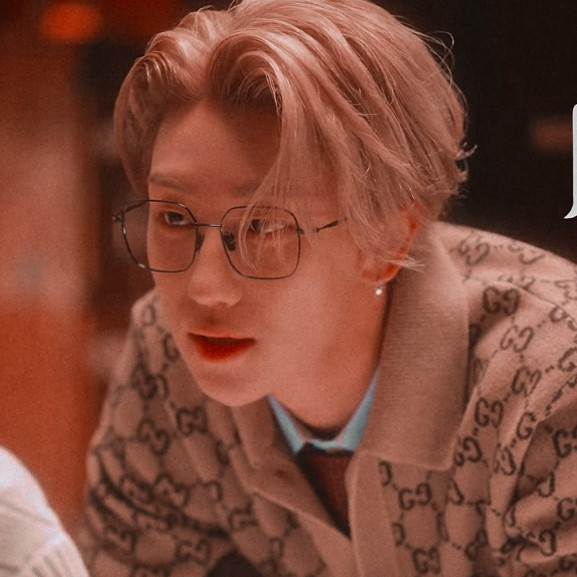 pics of minghao from side by side mv that u can use as an icon [t h r e a d]