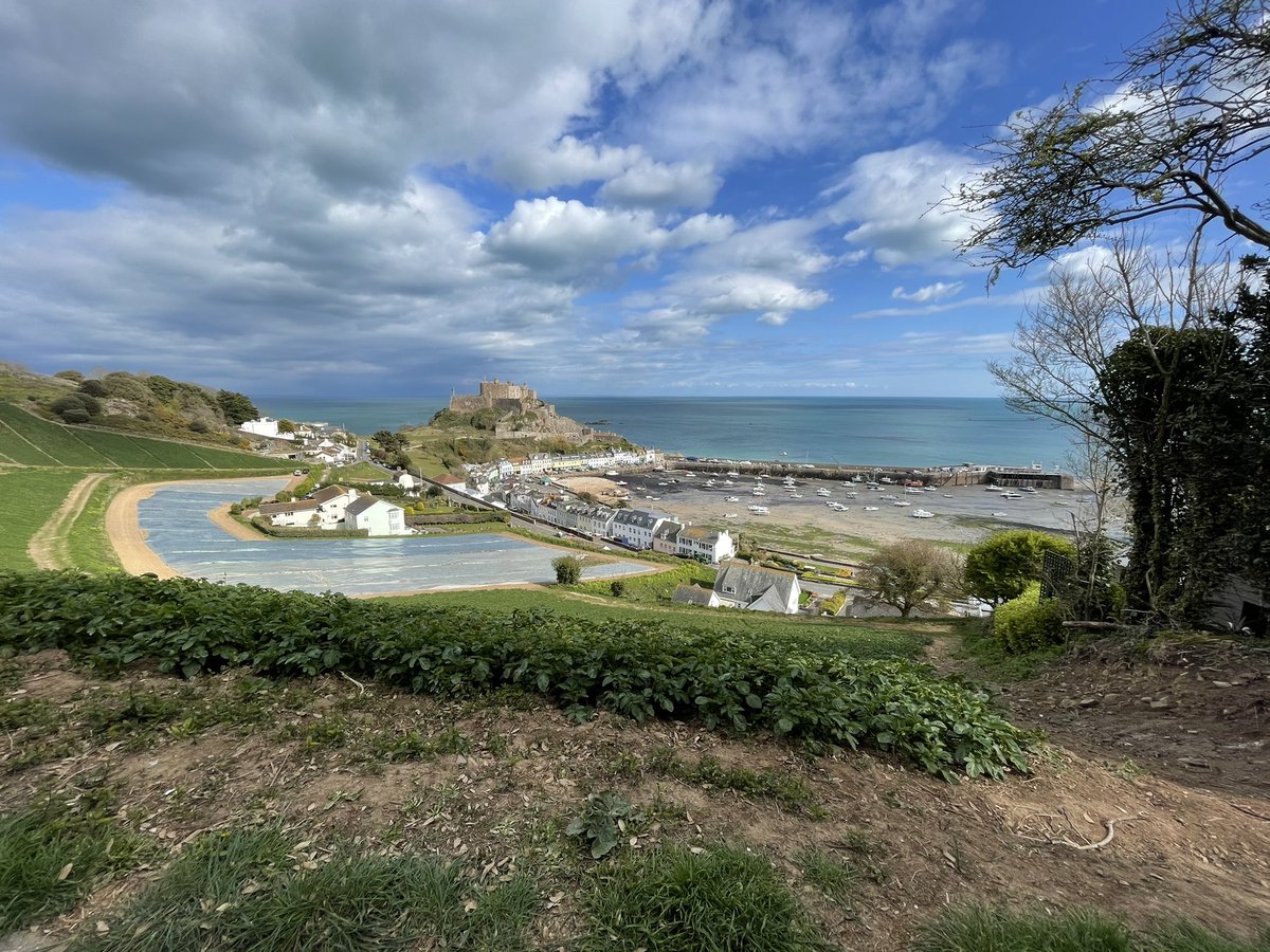 GuideJersey's tweet image. #sun out+covid numbers falling+jersey borders opening soon = @jerseyuncovered guides ready to welcome you back. Kary &amp;amp; I doing prep for our ‘Gorey -Village to Castle’ tour, assisted by the #Jerseyuncovered hounds! What’s not to love about these views  #jerseyuncoveredtours