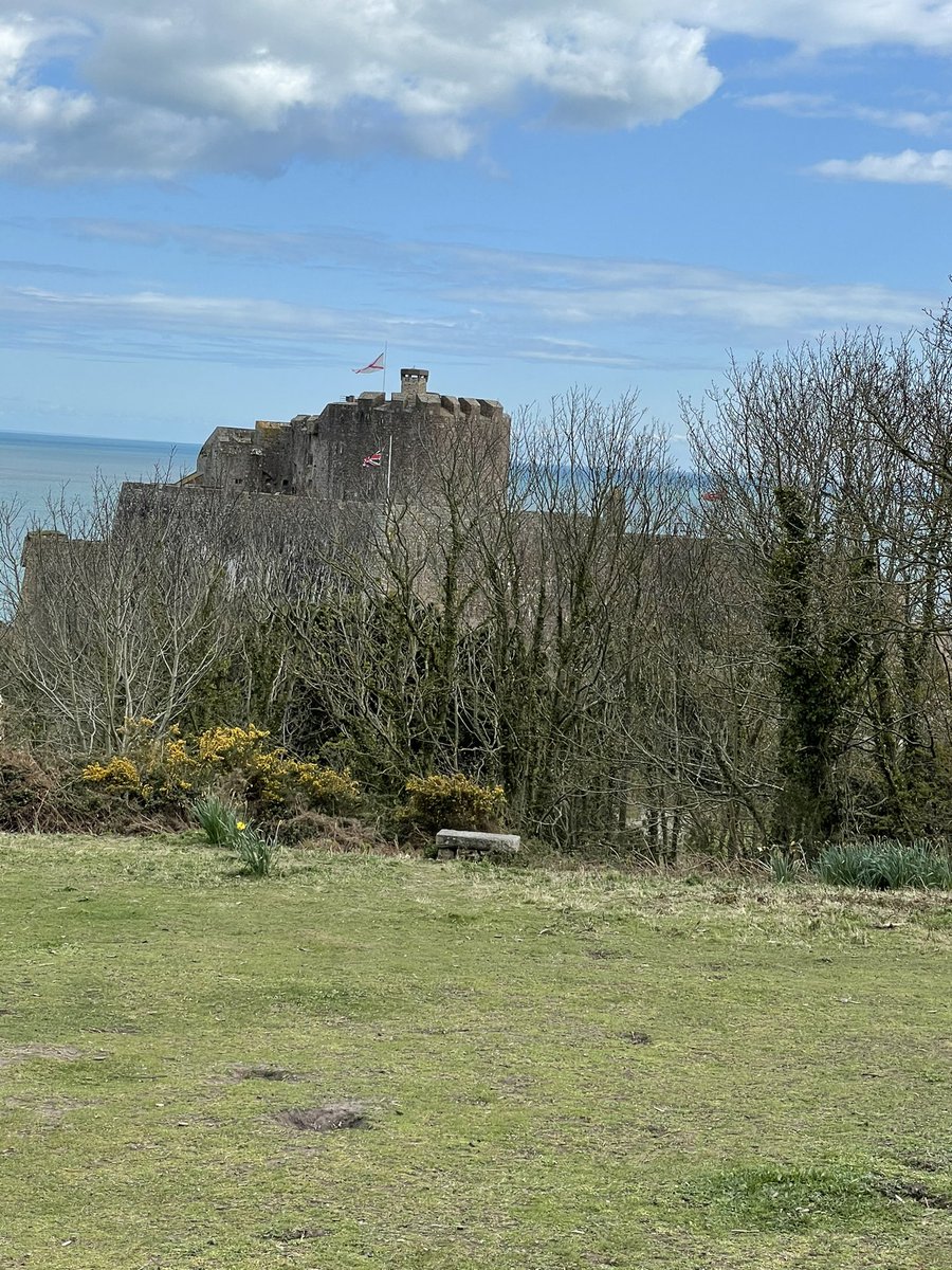 GuideJersey's tweet image. #sun out+covid numbers falling+jersey borders opening soon = @jerseyuncovered guides ready to welcome you back. Kary &amp;amp; I doing prep for our ‘Gorey -Village to Castle’ tour, assisted by the #Jerseyuncovered hounds! What’s not to love about these views  #jerseyuncoveredtours