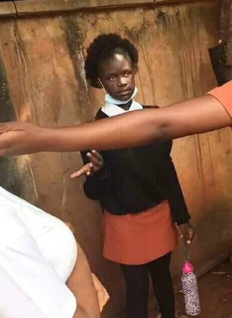 Titizma1's tweet photo. This broke my heart😢, she wasn't even fighting back. I'm filled with rage rn. No one helped her, no one, what kind of world is this. I'm heart broken💔. Such a sweet kid😭
#JusticeForLufuno https://t.co/p3cNHXezOR