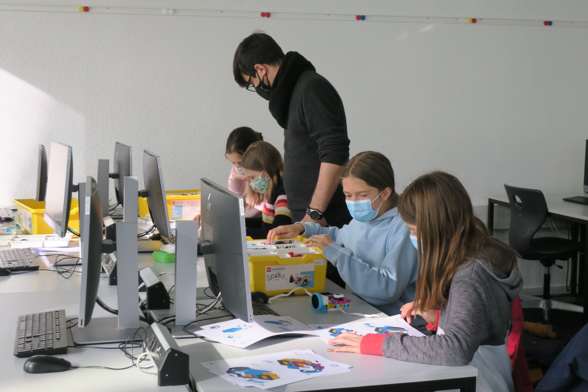 ZLICT's tweet photo. Unsere Mission zum Mars hat gestartet - Schulklassen entdecken im Robotik Workshop erste Schritte Richtung Programmierung im Rahmen der Informatiktage.....
#ITTage21 #Robotik #Informatik https://t.co/XqeGQUlWII