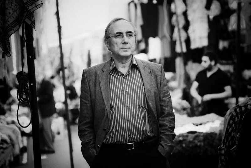 "İnsan kendisinin rüyasıdır
Geçerken bir uçtan bir uca ömrünü
Yaşanılanlar anıya dönüştü mü
Geriye bir rüyadan izler kalır"

Ataol Behramoğlu