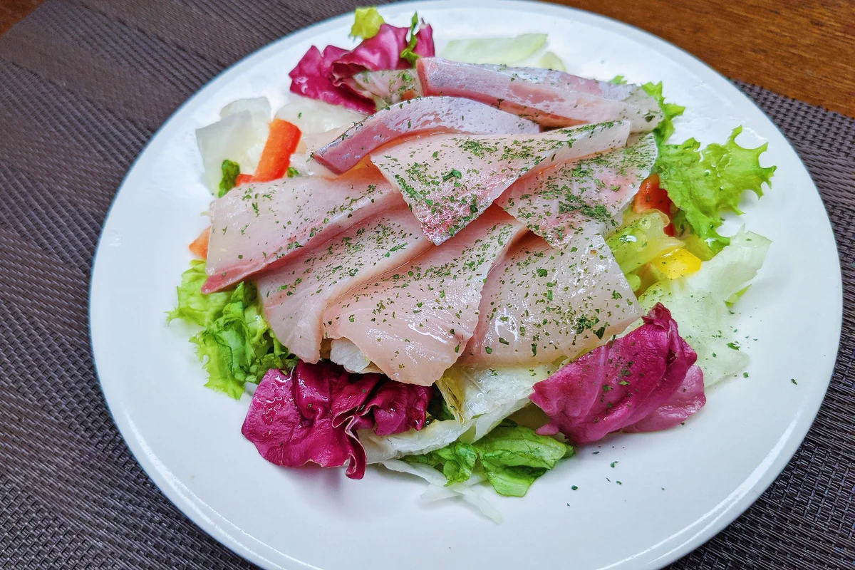野菜と一緒に食べても美味しそう！ほぼ混ぜる&かけるだけで作れるカルパッチョのレシピ！