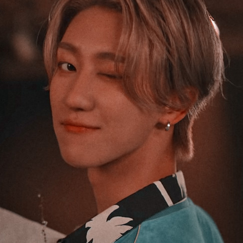 pics of minghao from side by side mv that u can use as an icon [t h r e a d]