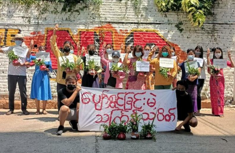 Khithitofficial's tweet photo. မြန်မာနိုင်ငံတဝန်းမှ ပေးပို့လာသော ဧပြီလ ၁၃ ရက် သင်္ကြန်အကြိုနေ့ အတာအိုးသပိတ်နဲ့ ချီတက်ဆန္ဒပြ ဓာတ်ပုံတွေကို စုစည်းဖော်ပြပေးလိုက်ပါတယ်။ https://t.co/hOiUyTIgJ4