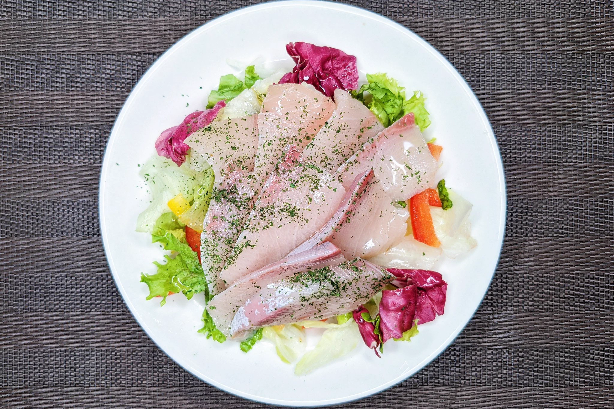 野菜と一緒に食べても美味しそう！ほぼ混ぜる&かけるだけで作れるカルパッチョのレシピ！