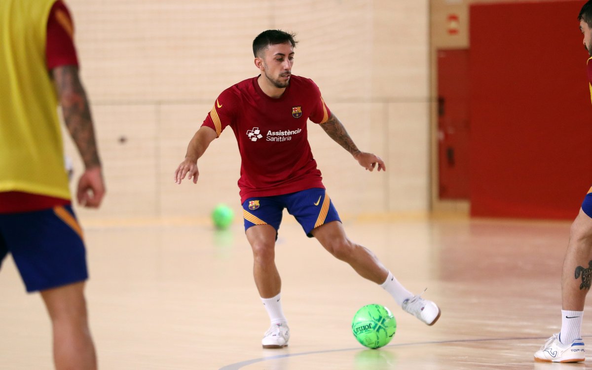 FCBfutbolsala's tweet photo. 📸 Preparant la final de Supercopa! / ¡Preparando el partido contra Movistar Inter! (jueves, 20h, Teledeporte) https://t.co/ojC47x4hoI