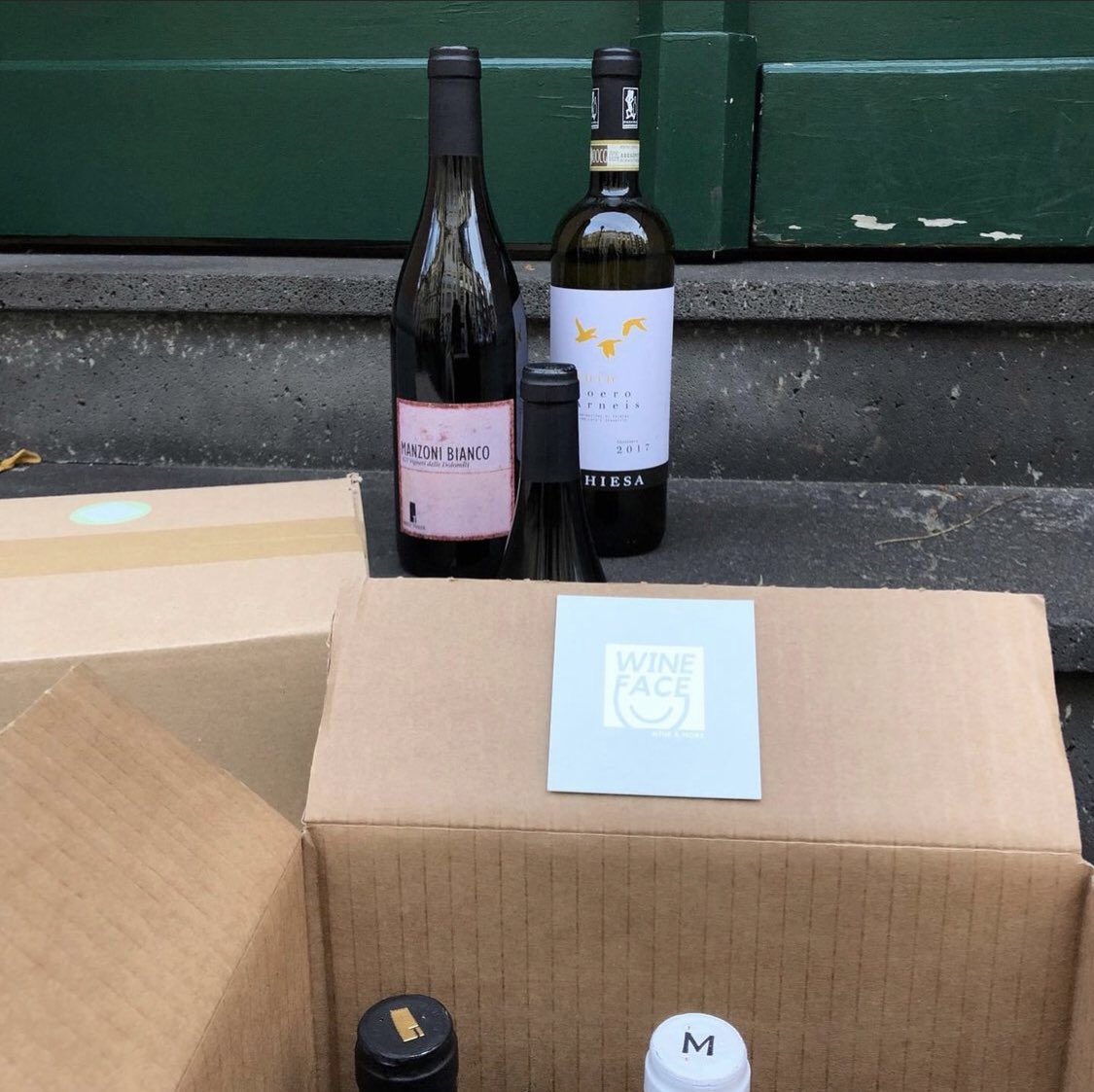 Wineface_DUS's tweet photo. 🍷 Great wines = Wineface 😌

👨‍🌾 small producers
🍇 authentic grapes
🌱 honest winemaking 
🚲 same-day delivery in DUS (Tue/   Fri)

Check our wines here: https://t.co/DZ0Ul56yYP 👀 

#düsseldorf
#shopsmall
#sipdelicious
#wineface https://t.co/nLAmQ2GIvX