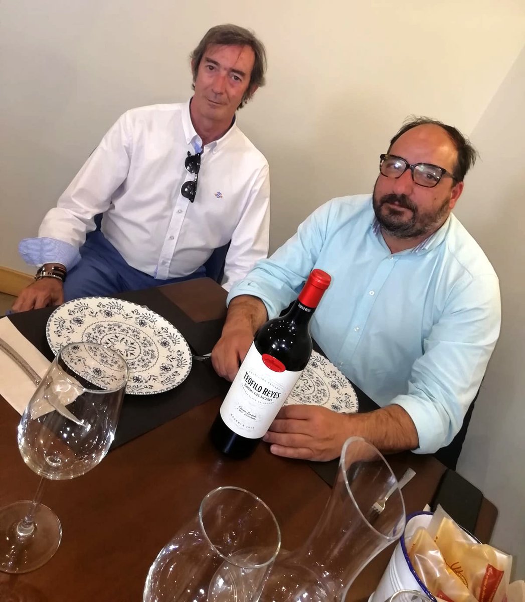 ZuazoGaston's tweet photo. Nuestro delegado Paco Ruiz acompañado de Antonio Picasso distribuidor de @vinossalud en @AlcaravanRest ubicado en Mairena del Alcor, Sevilla. 👌

Donde ambos pudieron disfrutar de un buen corte de #carne maridado con nuestro #vino #TeofiloReyes Reserva. 🥩 🍷 https://t.co/JMmcfvGWs3
