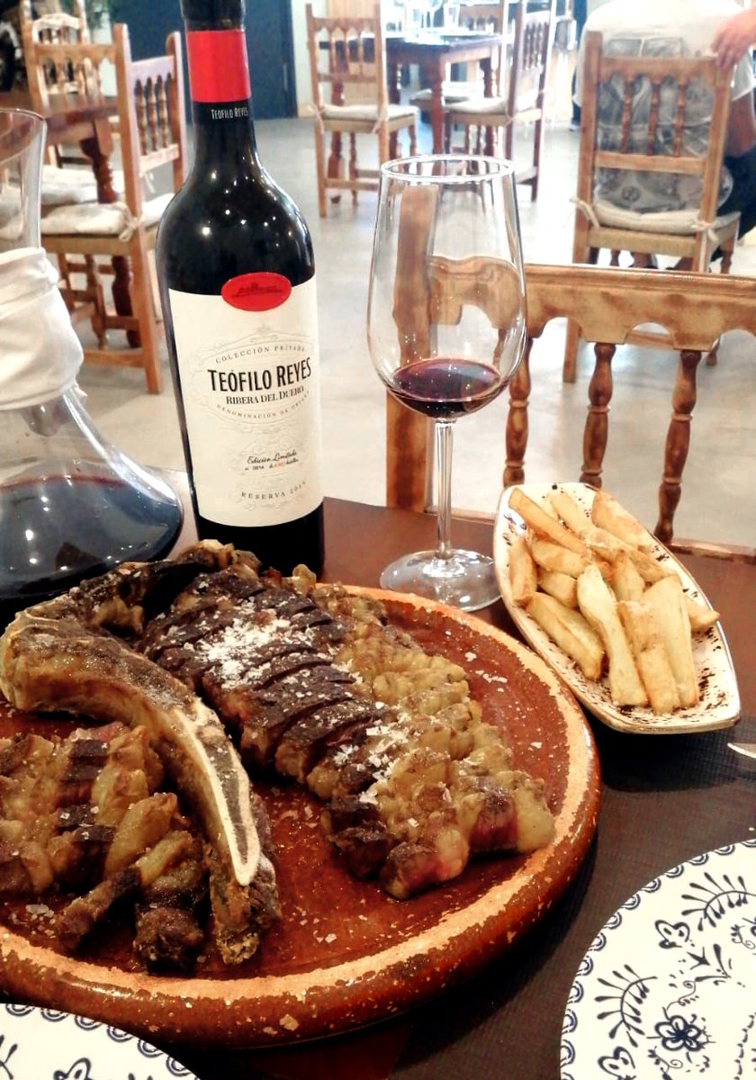 Nuestro delegado Paco Ruiz acompañado de Antonio Picasso distribuidor de <a href="/vinossalud/">Vinossalud</a> en <a href="/AlcaravanRest/">Alcaraván Restaurante</a> ubicado en Mairena del Alcor, Sevilla. 👌

Donde ambos pudieron disfrutar de un buen corte de #carne maridado con nuestro #vino #TeofiloReyes Reserva. 🥩 🍷