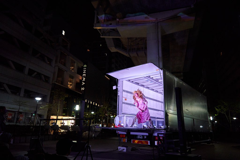 dancetruckjp's tweet photo. 📣立川公演のお写真②📣
DANCE TRUCKは演劇や音楽の要素も存分に取り入れております!
1.2枚目:劇団子供鉅人
3.4枚目:伊東篤宏×東野祥子
photo by Hiroshi Makino
#dancetrucktokyo #立川 #東野祥子 #伊東篤宏 #optron #音楽 #演劇 https://t.co/uuEbmxSsLE