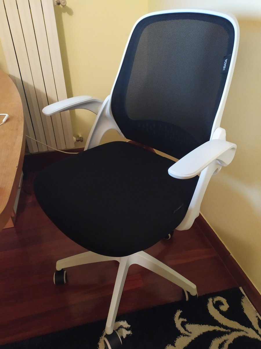 katia_deluca's tweet photo. @one_chairs E se fosse ergonomica? @one_chairs #OneMillionChairs #tayyiperdogan https://t.co/ryV0OLsyqY