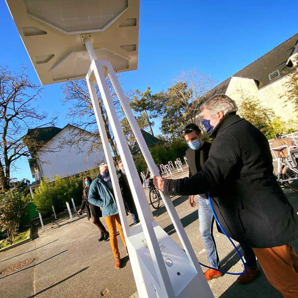 La Ville de La Baule-Escoublac s’est associée avec l’entreprise nantaise R4Bike pour mettre à disposition des cyclistes Baulois une borne de gonflage autonome pour vélos. Une fabrication locale pour une première mondiale 😉 🚀!
📍 Parking à vélo - Marché central <a href="/franck_louvrier/">Franck LOUVRIER</a>