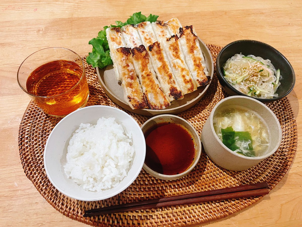 夜:挽肉とキャベツの棒餃子、中華サラダ、たまごとわかめのスープ

息子達にバナナ食べていいよー！言うたら次男一房ずつ配ってて猿すぎて草🐒