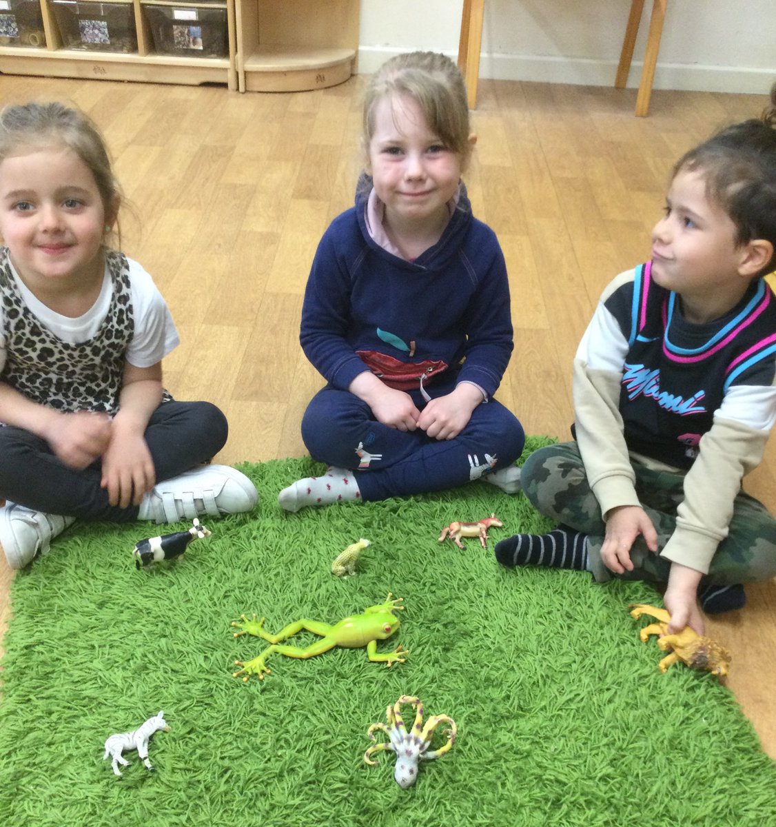 horfieldsnap's tweet photo. This morning in Preschool we have been describing different animals and talking about lots of animal facts. #learning #interestinganimals https://t.co/qlhYg02dwT