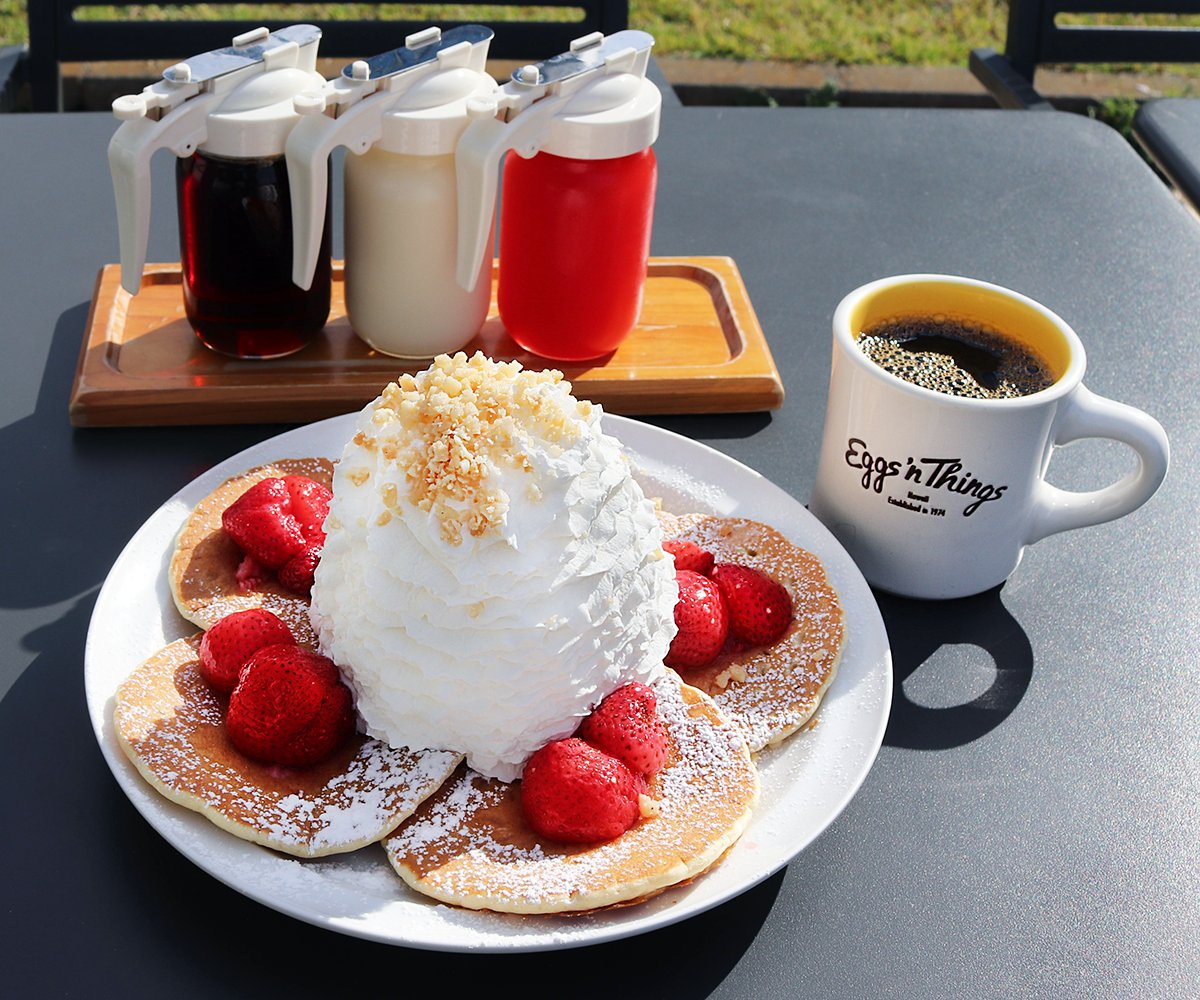 ラゾーナ川崎プラザ 4f Eggs N Thingsの ストロベリー ホイップクリームとマカダミアナッツ は人気 の定番メニュー パンケーキはふわもち食感で 砂糖漬けのイチゴは甘酸っぱい クリームは甘さ控えめでパクパクと食べられちゃう 甘さの加減が絶妙な