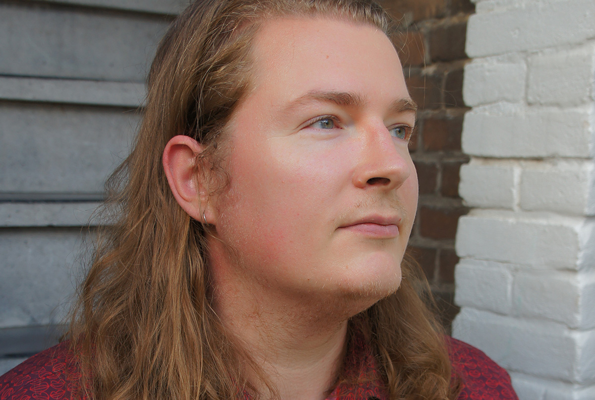 OOR-recensent Randy Timmers (34) staat bekend om zijn vileine oordelen. Hij gaat er met gestrekt been in, wat geregeld voor grote verontwaardiging zorgt. In het kader van ons jubileum spraken hem over de grenzen van het recenseren.
oor.nl/interviews/de-…