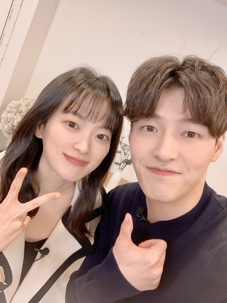 kidari_movie's tweet photo. #비당신_블루룸라이브 실시간 현장 공개!
#TwitterBlueroom 에 강하늘X천우희가 떴다! 1시간 뒤에 꼭 만나요💌

#비와당신의이야기 #비당신 #아날로그감성무비 #WaitingForRain #강하늘 #천우희
#4X2는8 #4월28일대개봉 https://t.co/vi3NRacIK9