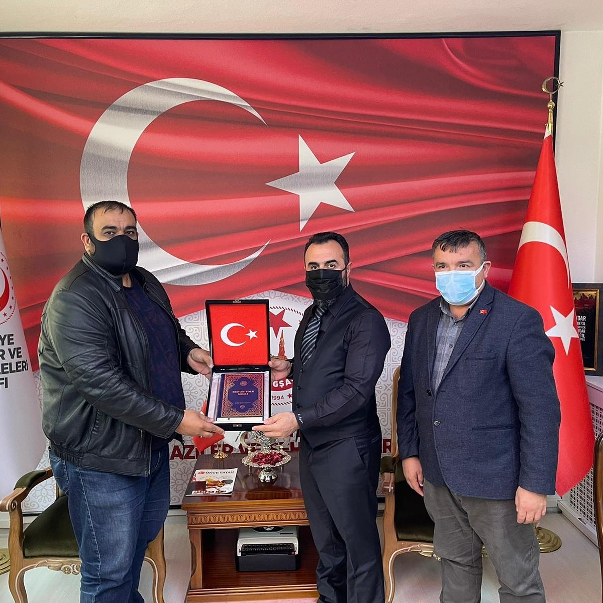 Kahramankazan Ak Parti Şehit Gazi Komisyonu Olarak  Türkiye Gaziler ve Şehit Aileleri Vakfı Genel Başkanlığına yeniden seçilen Gazi Lokman Aylar'a Hayırlı Olsun ziyaretinde bulunduk .
<a href="/hakanhanozcan/">Hakan Han ÖZCAN 🇹🇷</a> 
<a href="/Korkutataserkan/">SERKAN KORKUTATA</a> 
@ceylan_ahmett 
<a href="/serhatoguz06/">Serhat Oğuz</a> 
<a href="/umiterturk06/">Ümit Ertürk</a> 
<a href="/elifcokaygill/">Elif ÇOKAYGİL🟢🇹🇷</a>