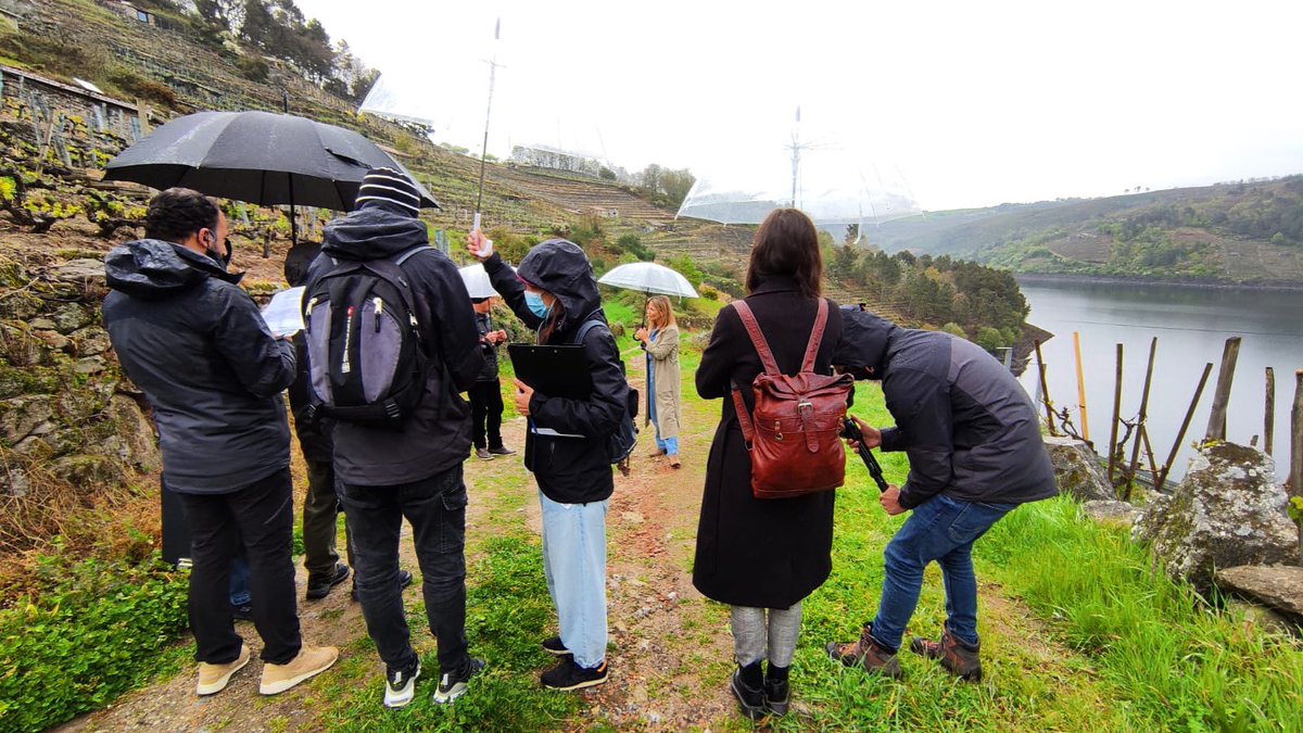 DesmontandoG's tweet photo. A choiva sumouse hoxe á rodaxe dun novo capítulo de @DesmontandoG ... Pero o equipo de @MBCAudiovisual non para! 🌧🎥 #GaliciaÉAugaEVerde #rodaxe #equipoMBC https://t.co/RSCWvNvWwO