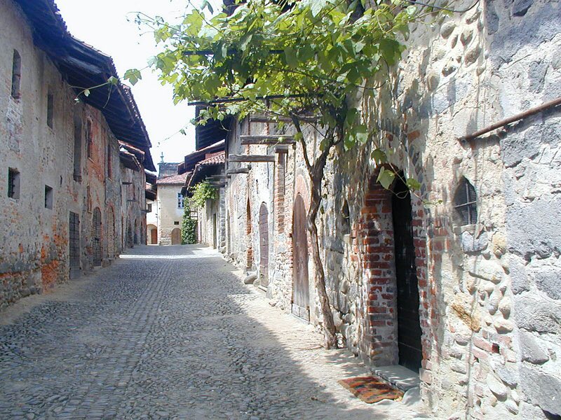 Oggi vi porto con me a visitare il Ricetto di Candelo, uno dei luoghi davvero imperdibili del biellese. 
Non per niente rientra tra i <a href="/BorghiPiuBelli/">Borghi+belli Italia</a> d’Italia😉😍
Foto concesse da Comune di Candelo 🙏🏻
<a href="/BiellaTurismo/">Biella Turismo</a> <a href="/torinopiemonte/">VisitPiemonte.Regional Marketing and Promotion</a> 

itinerarilowcost.it/2021/04/il-ric…