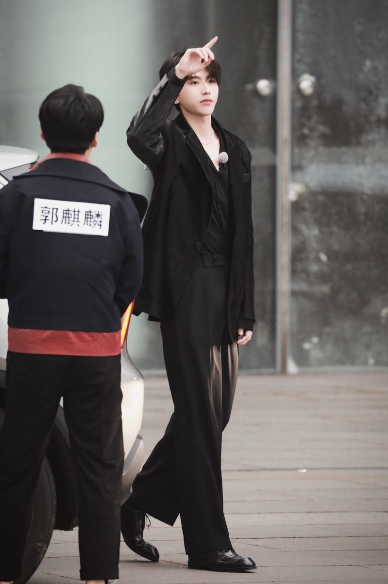 AlwaysCaiXukun's tweet photo. 210413 #KeepRunningS5
Recording D-2
IKUN: "蔡徐坤新专大卖"
KUN: ☝️
Ⓒ logo
#CaiXukun #蔡徐坤 #KeepRunningKUN https://t.co/obOvDXdHCz