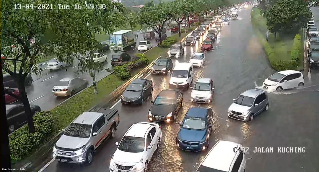 Bernama On Twitter Kesesakan Lalu Lintas Berlaku Di Sekitar Ibu Negara Selepas Beberapa Lokasi Dilanda Banjir Kilat Akibat Hujan Lebat Berterusan Sejak 4 30 Petang Tadi Termasuk Di Ampang Dan Cheras Foto Ihsan