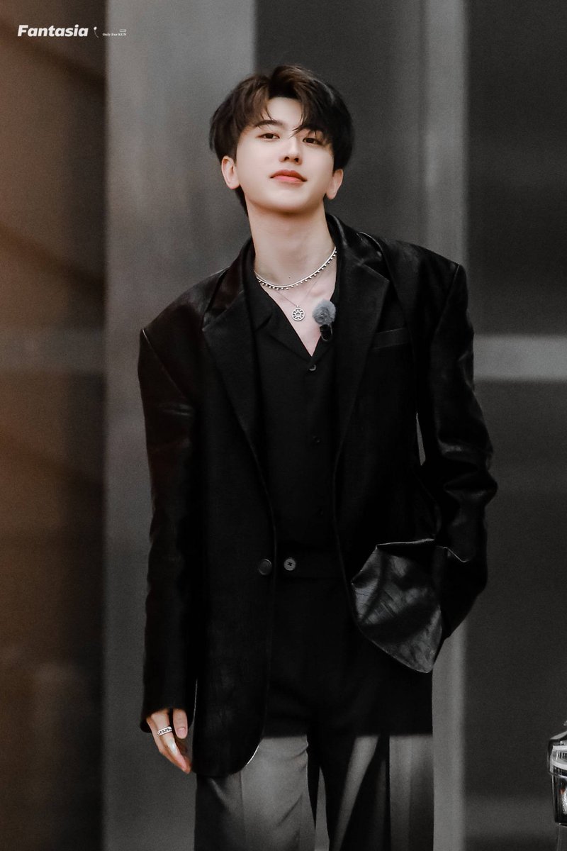 AlwaysCaiXukun's tweet photo. 210413 #KeepRunningS5 Recording D-2
Bking boy 😎
Ⓒ Fantasia
#CaiXukun #蔡徐坤 #KeepRunningKUN https://t.co/c0acdbmNXS