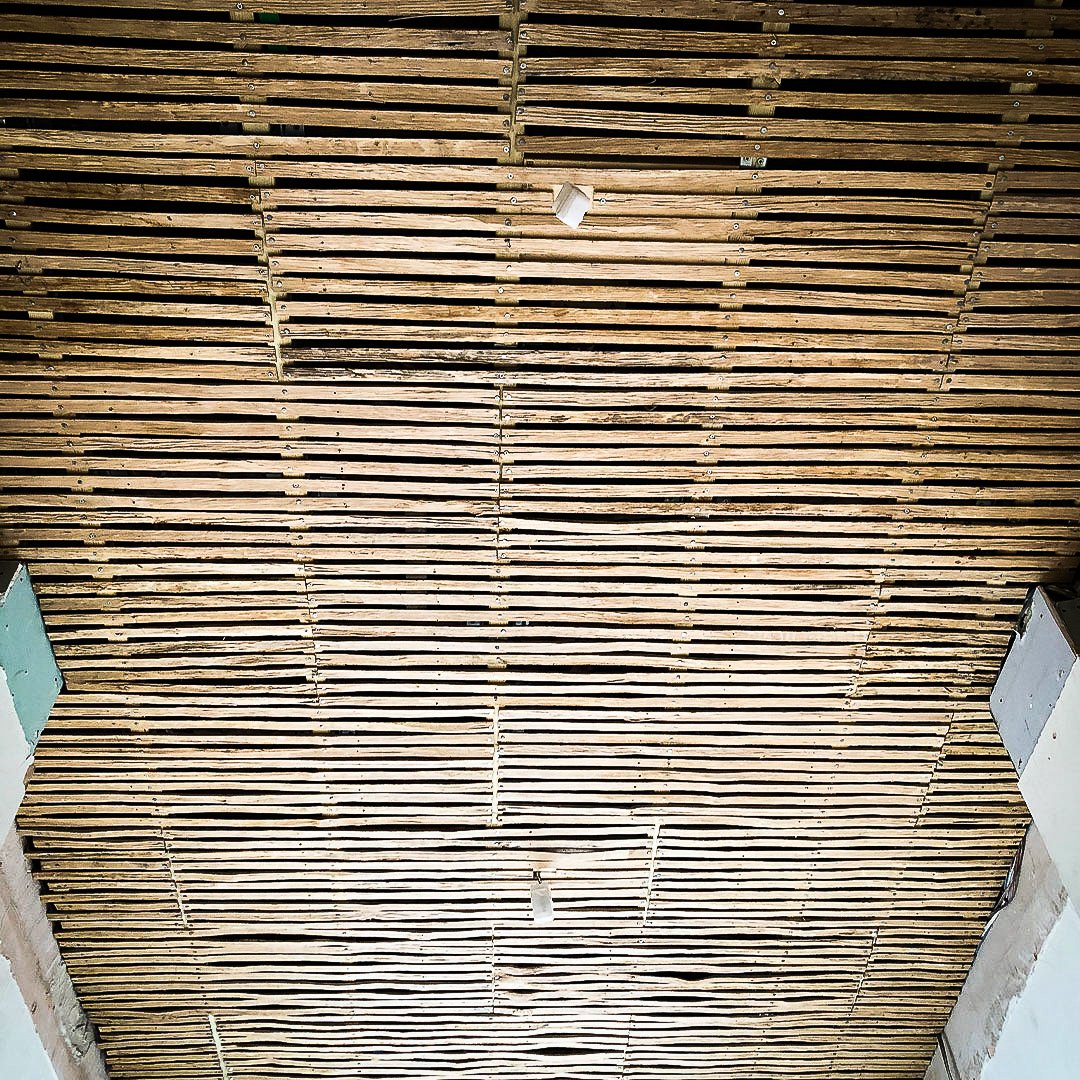 DesertoakL's tweet photo. Embracing traditional methods! Ceilings are being reformed in traditional oak laths &amp; lime plaster all in conjunction with the Heritage department @RoyalBorough of Kensington and Chelsea. 

#englishheritage #guildofmastercraftsmen #architecture #londonarchitecture #conservation https://t.co/t4TzA51mmO