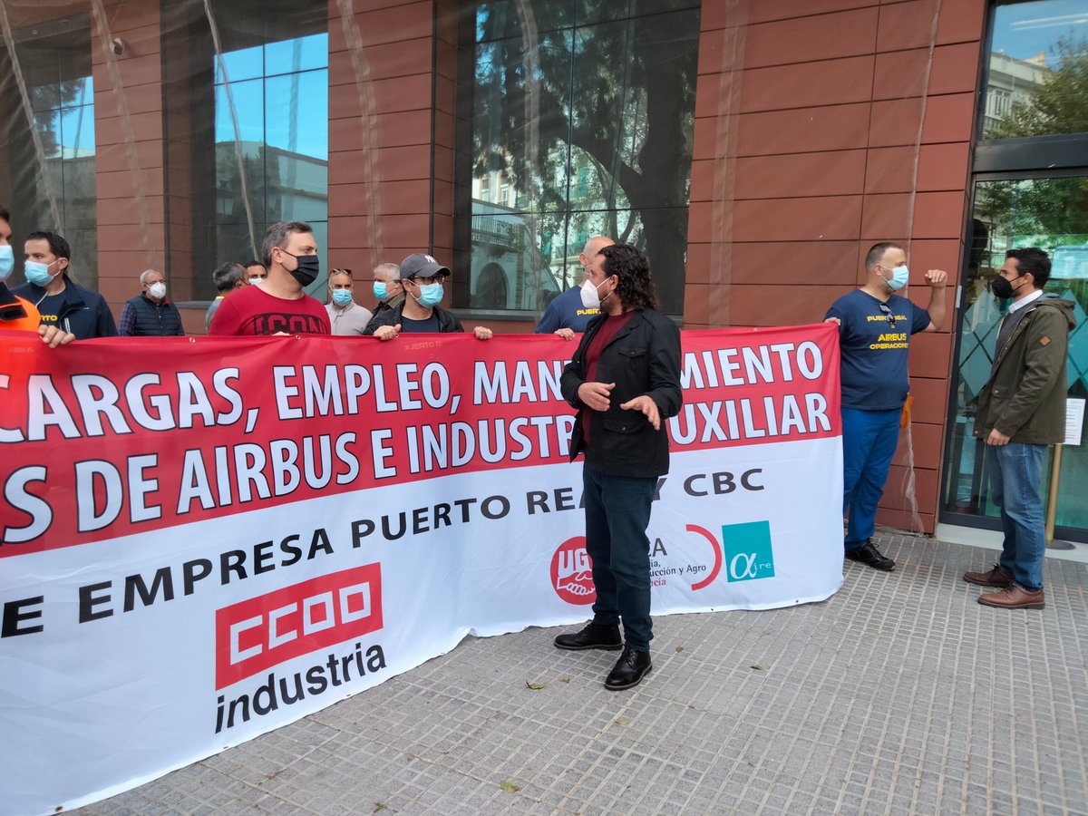 Hoy hemos acompañado a los trabajadores de #Airbus en la concentración frente a la Delegación de la Junta en Cádiz, con el coordinador general de IU Andalucía, <a href="/Toni_Valero/">Toni Valero🔻</a> 

✈️ NO podemos permitir el cierre de la planta de Puerto Real ni la pérdida de un solo puesto de trabajo