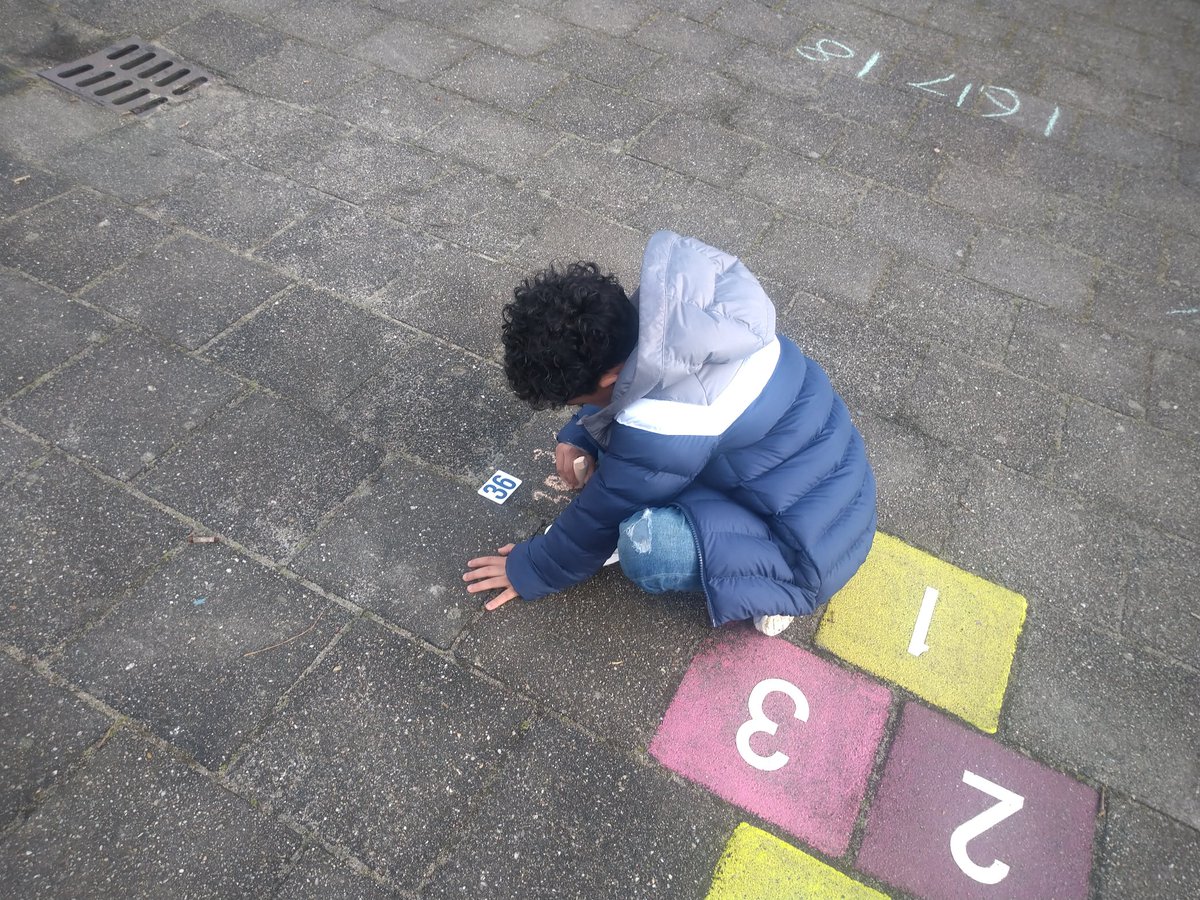 JufGitta's tweet photo. Buitenlesdag met Rupsklaver! We rekenen buiten en doen ook nog gezamenlijk een dictee. Mazzel met het goede weer, soms zien we zelfs de zon. https://t.co/58HWYjtW6p
