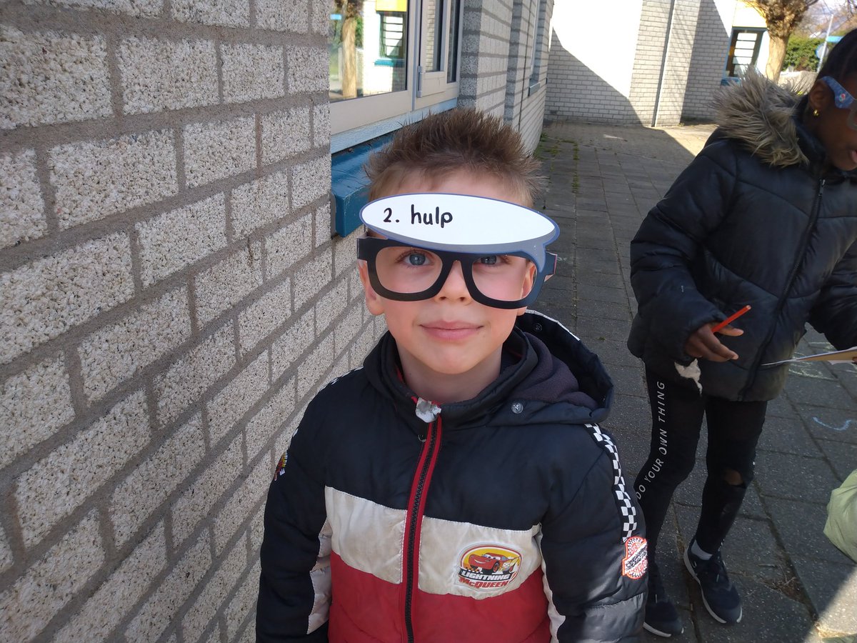 JufGitta's tweet photo. Buitenlesdag met Rupsklaver! We rekenen buiten en doen ook nog gezamenlijk een dictee. Mazzel met het goede weer, soms zien we zelfs de zon. https://t.co/58HWYjtW6p