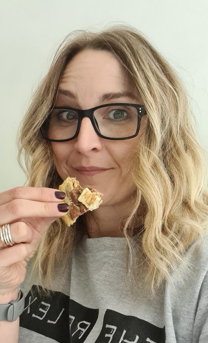 sugarboo_cakes's tweet photo. I need to hurry up and get this kitchen back open to the public🥺stop me eating all the cookies myself...
#chunkycookies #cookiemonster #bakingmad #justonemore #helpimobsessed #sugarboo #cakeart https://t.co/cbHXCHZ4HC