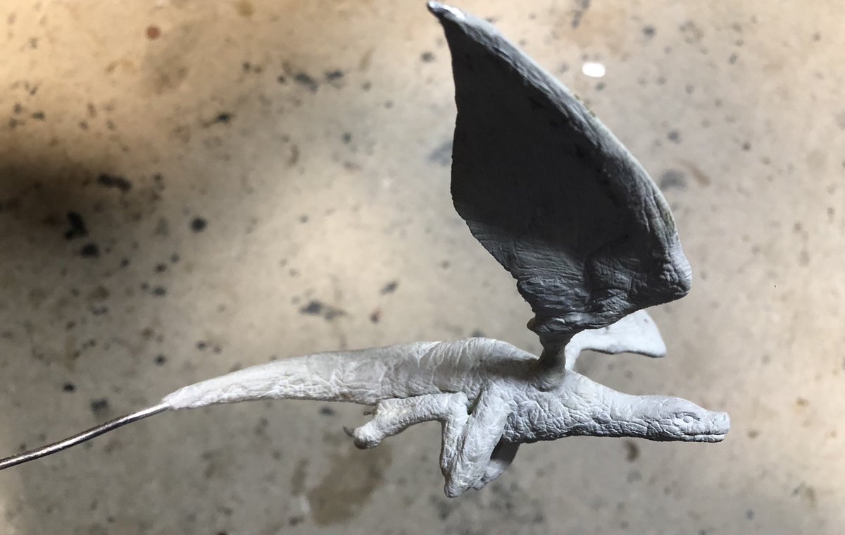 ラギ第二形態
眉山と目元のやり直しにより「これだ！」というフォルムを見つけたのでかなり良い気分で原型完成。

こうやって公式画像と並べてみるとちょっとまだイカつさが足りないけど、

まあちょっとかわいい感じでもいいか。

#パンツァードラグーンツヴァイ
#panzerdragoonzwei