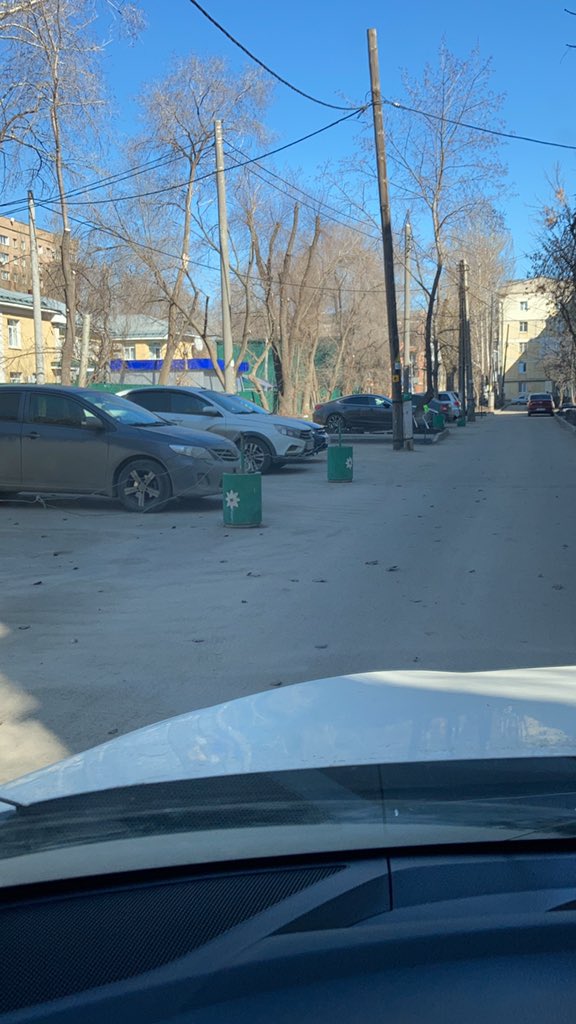 gafarov0's tweet photo. @SamMobilePriem подскажите пожалуйста, почему никто  не борется с самозахватом парковок во двор��х? Двор дома Гагарина 60,  все в тросах, ни разъехаться, ни припарковаться!! https://t.co/ECK7xNc2vF